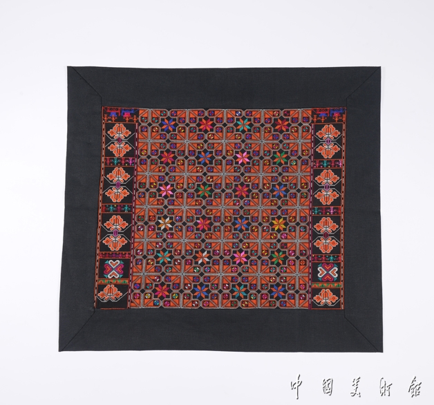 八角花纹挑花背扇