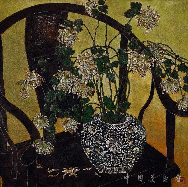 黑色椅子上的大菊花