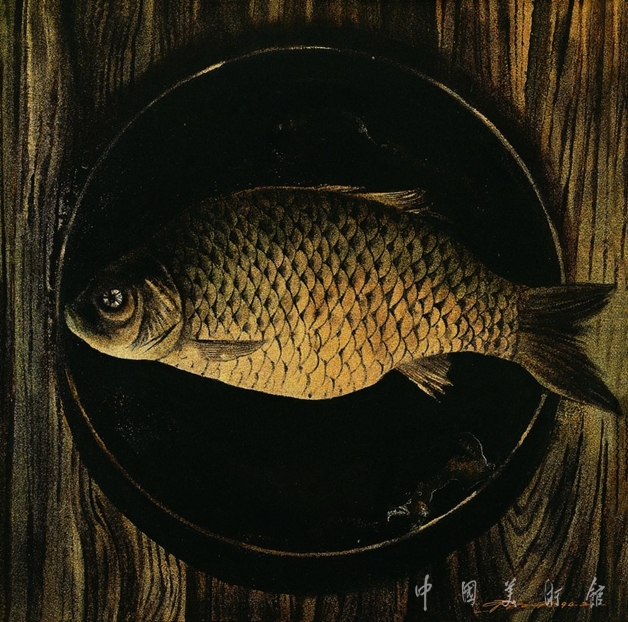 黑漆盘中的鱼